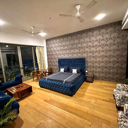 Luxury Master Bedroom With Bathtub N Private Entry Γκουργκάον Εξωτερικό φωτογραφία