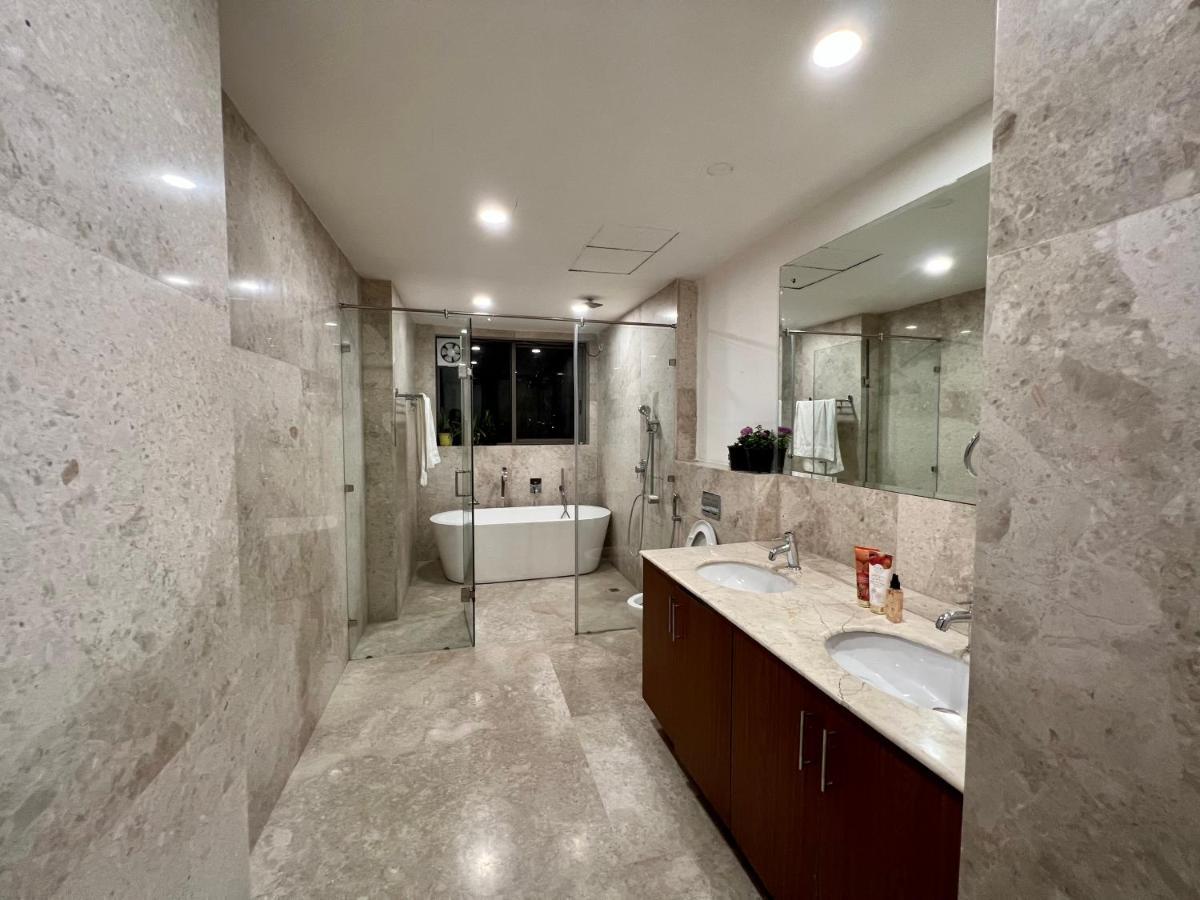 Luxury Master Bedroom With Bathtub N Private Entry Γκουργκάον Εξωτερικό φωτογραφία