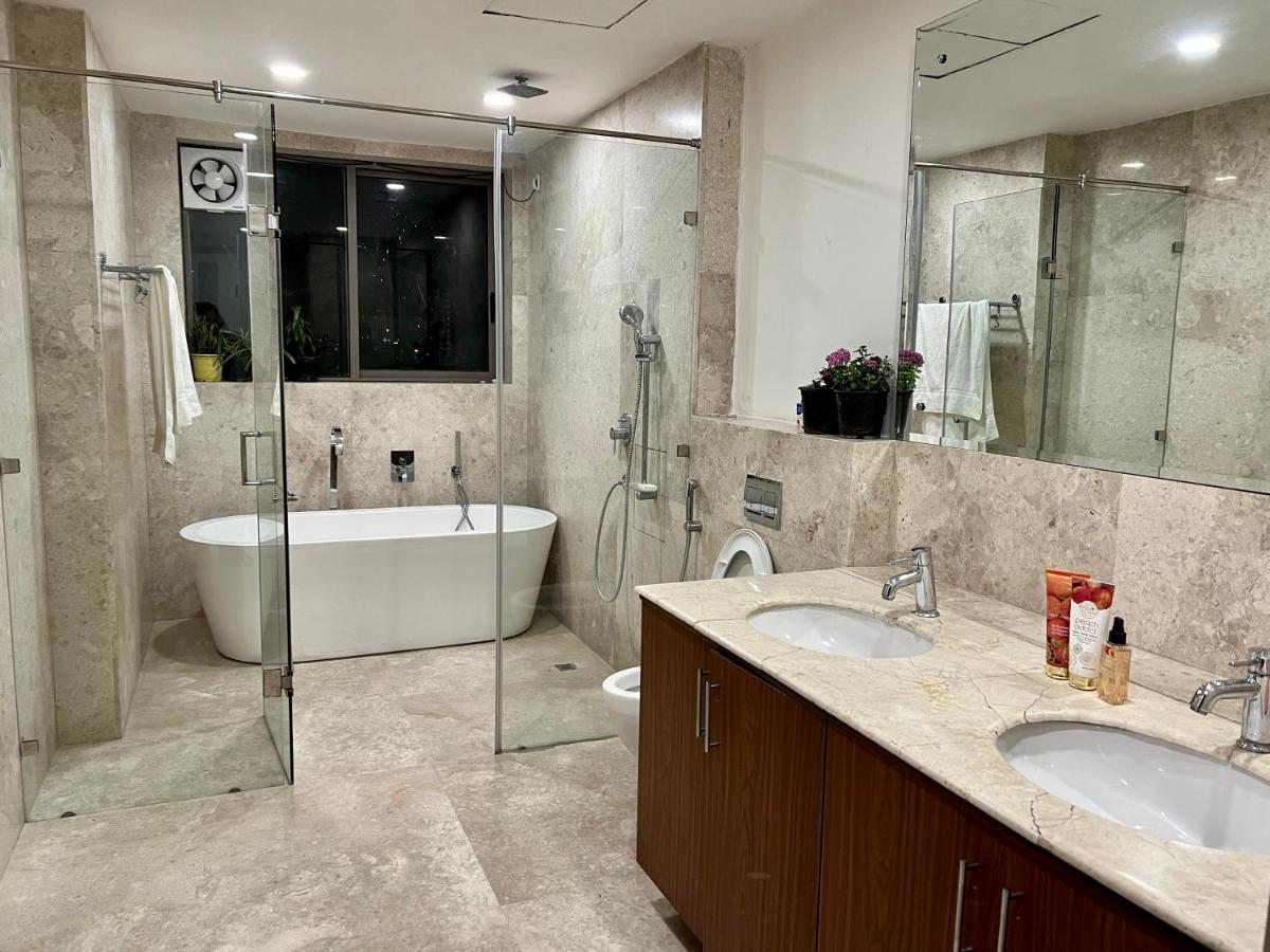 Luxury Master Bedroom With Bathtub N Private Entry Γκουργκάον Εξωτερικό φωτογραφία