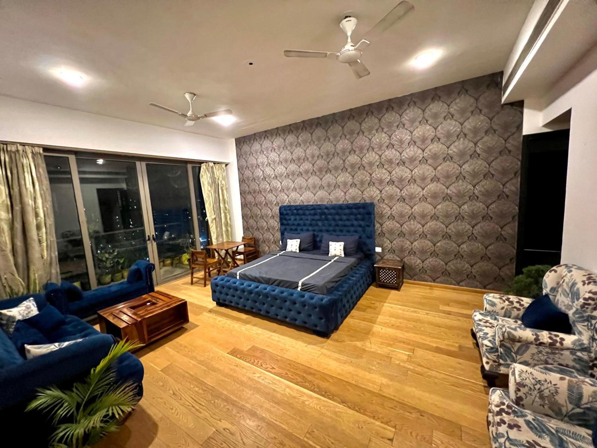 Luxury Master Bedroom With Bathtub N Private Entry Γκουργκάον Εξωτερικό φωτογραφία